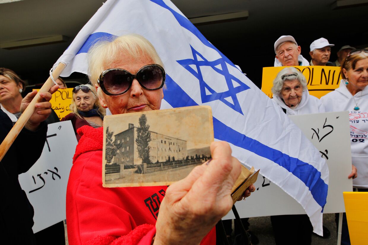 Женщина, пережившая холокост во время акции протеста перед посольством Польши в Тель-Авиве