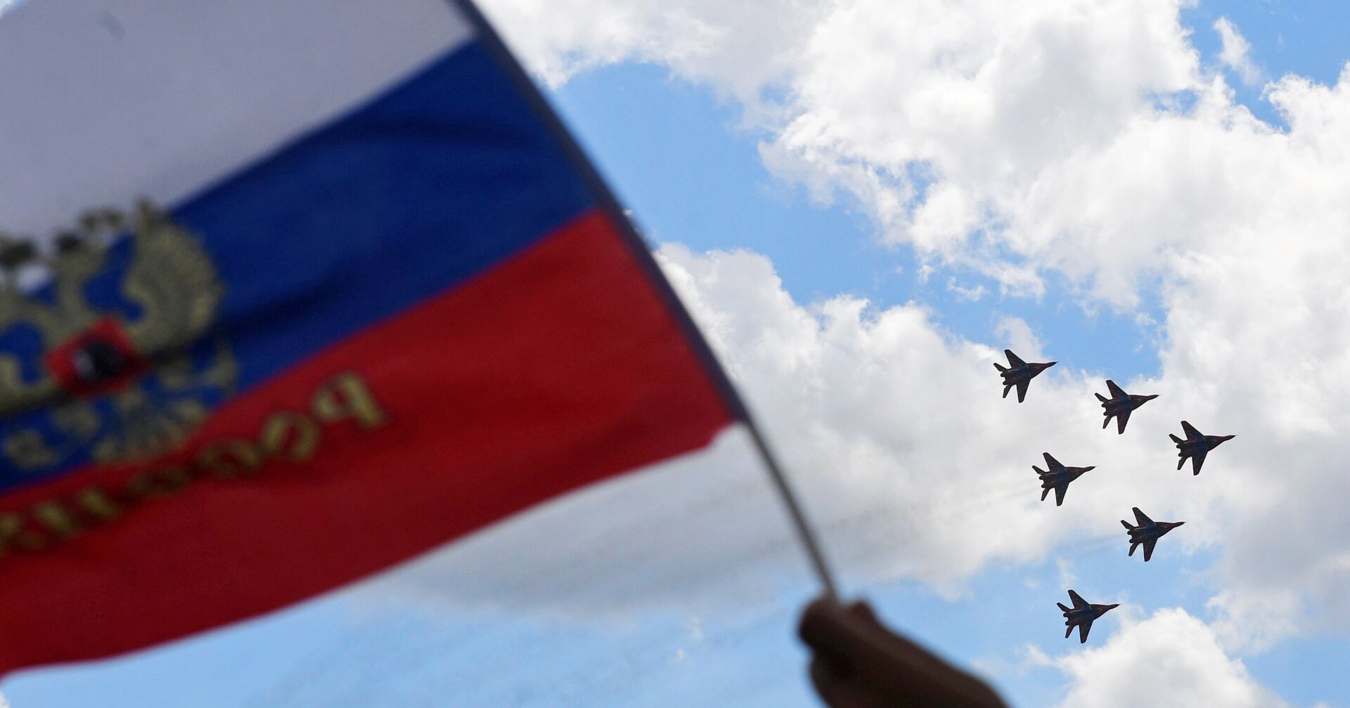 Многоцелевые истребители МиГ-29 пилотажной группы Стрижи выполняют демонстрационный полет на МАКС-2017 в Жуковском. 23 июля 2017 - ИноСМИ, 1920, 27.12.2020