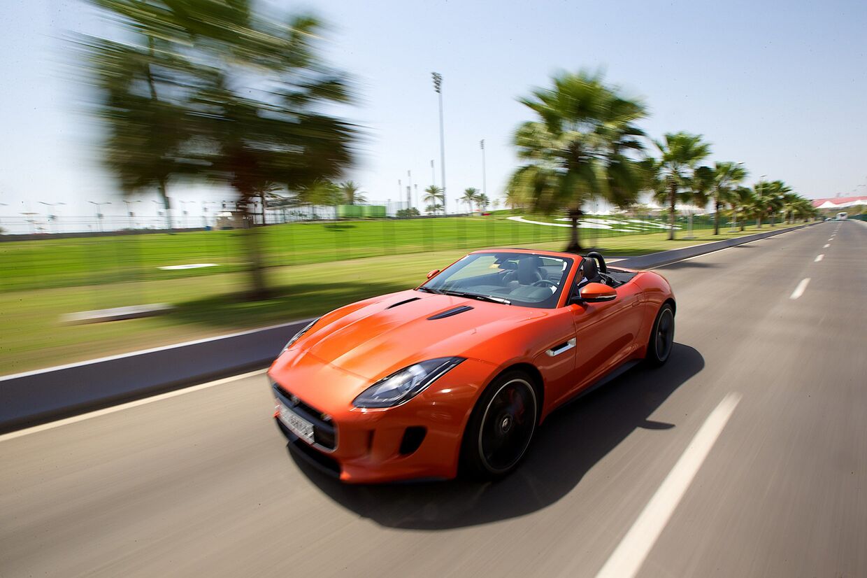 Автомобиль марки Jaguar на дороге в ОАЭ