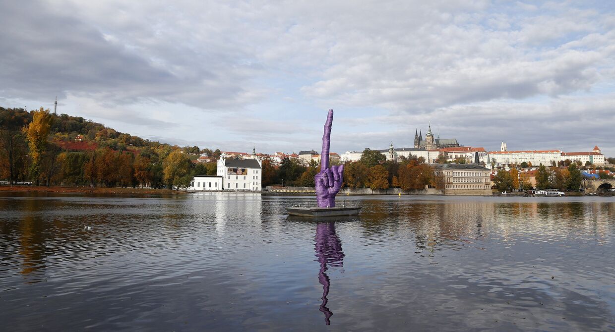 Статуя чешского скульптора Давида Черного на реке Влтава в Праге