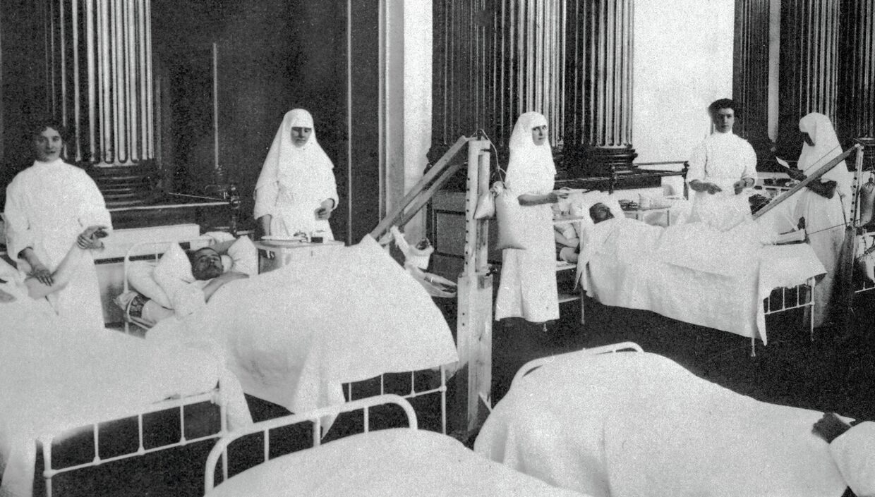 Медицинские сестры в лазарете в Зимнем дворце