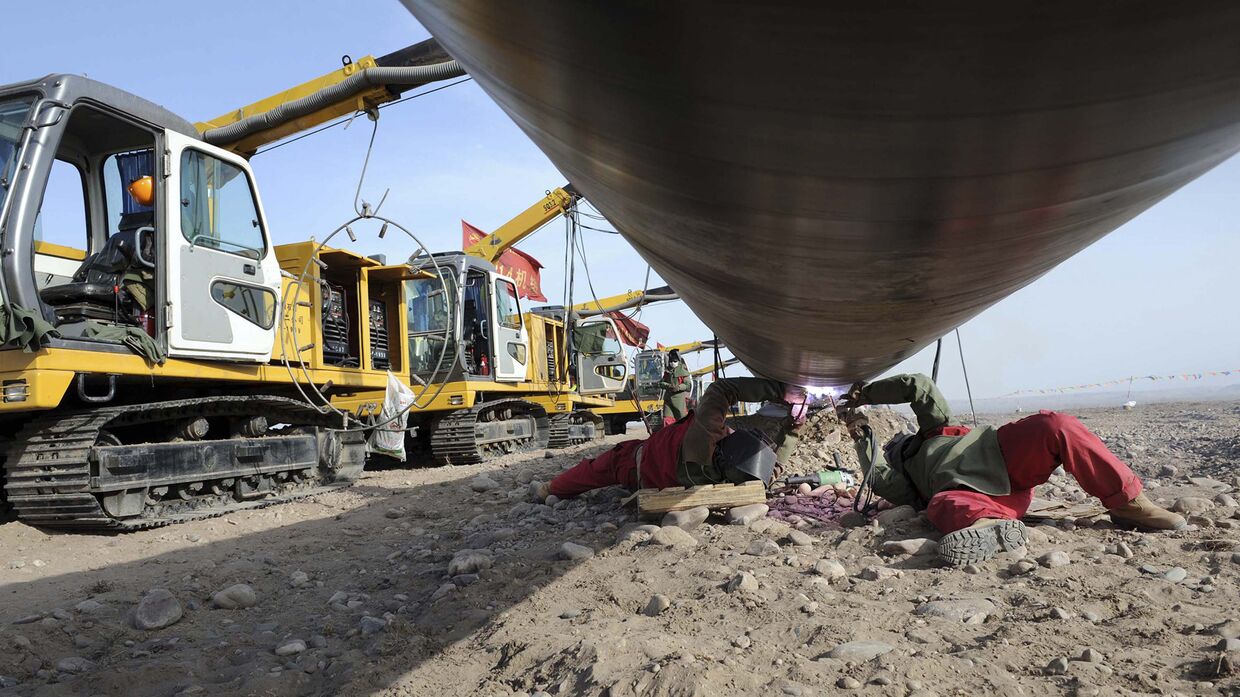 Сварка труб на строительной площадке второго проекта газопровода «Запад-Восток»