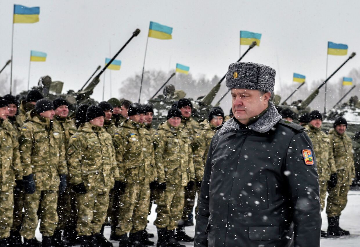 Президент Украины Петр Порошенко проходит перед строем солдат