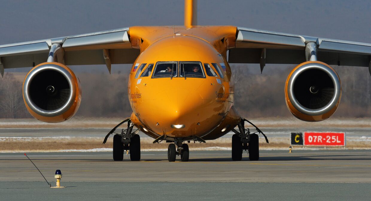 Самолет Ан-148-100В авиакомпании Саратовские авиалинии в аэропорту Владивостока.