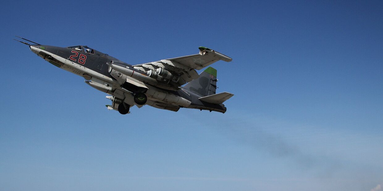Российский штурмовик Су-25 взлетает с авиабазы Хмеймимв Сирии
