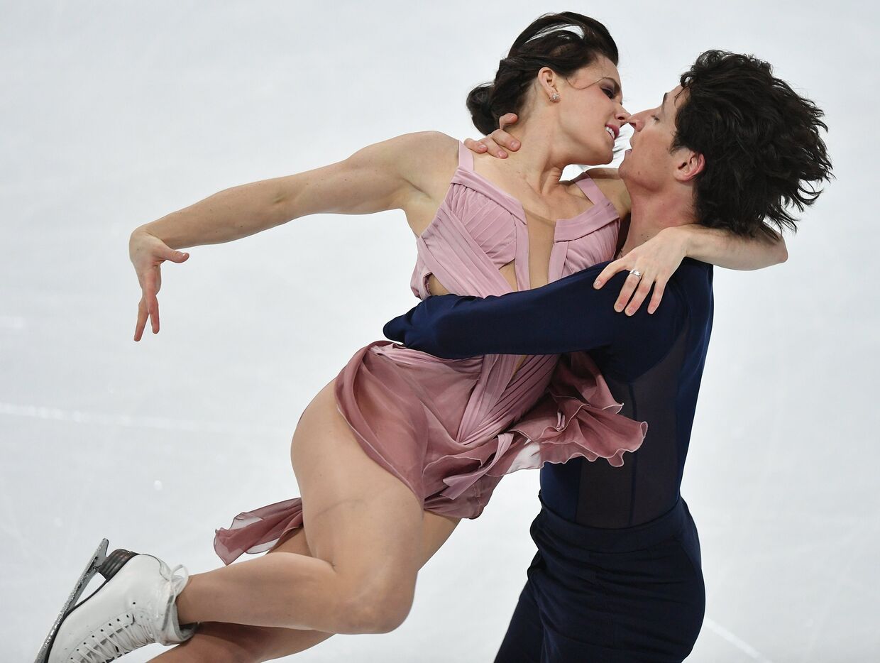 Тесса Вирчу и Скотт Мойр выступают в произвольной программе танцев на льду в финале Гран-при по фигурному катанию в Марселе