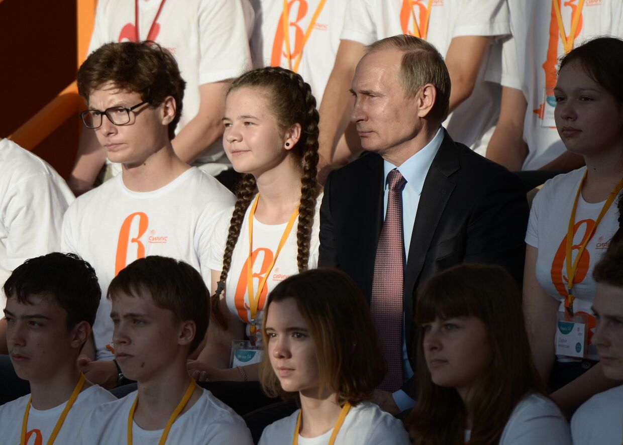 Президент РФ В. Путин посетил образовательный центр Сириус в Сочи