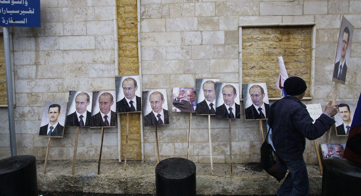 Портреты Владимира Путина и Башара Асада перед российским посольством в Дамаске