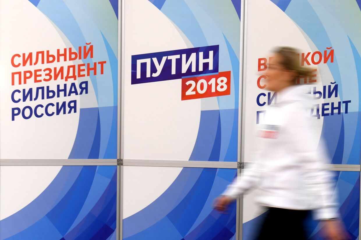 Волонтер регионального избирательного штаба действующего президента РФ Владимира Путина в Казани