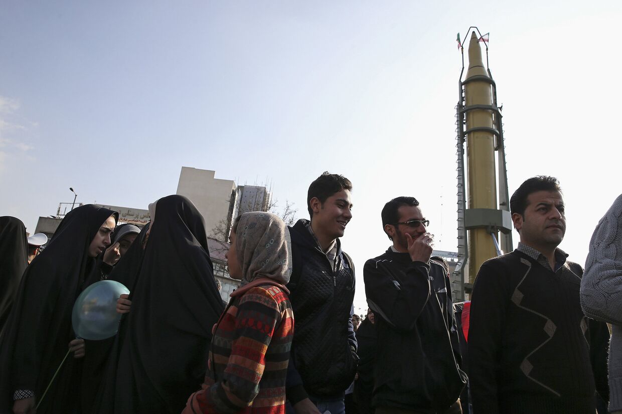 Демонстрация новой ракеты во время митинга в честь годовщины исламской революции в Тегеране