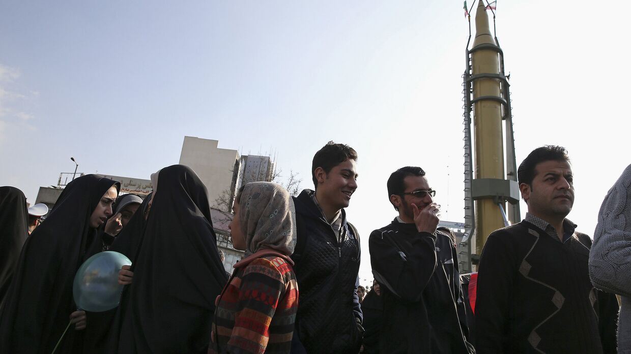 Демонстрация новой ракеты во время митинга в честь годовщины исламской революции в Тегеране