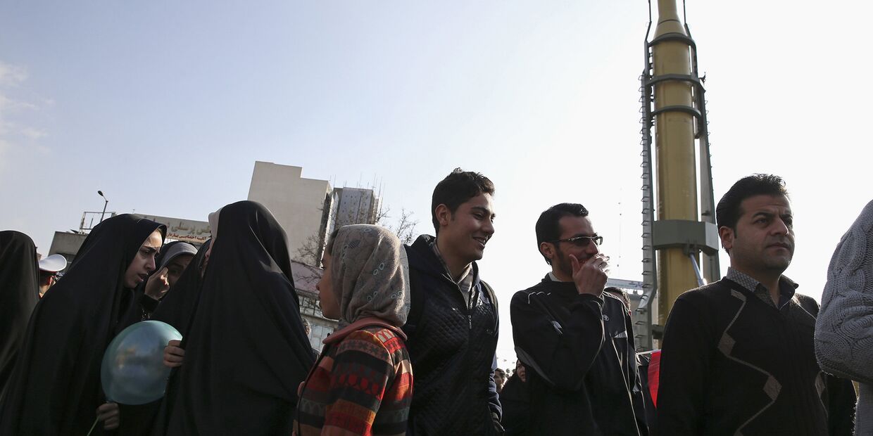 Демонстрация новой ракеты во время митинга в честь годовщины исламской революции в Тегеране