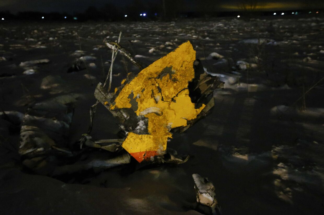 Обломок самолета Ан-148, разбившегося в Московской области