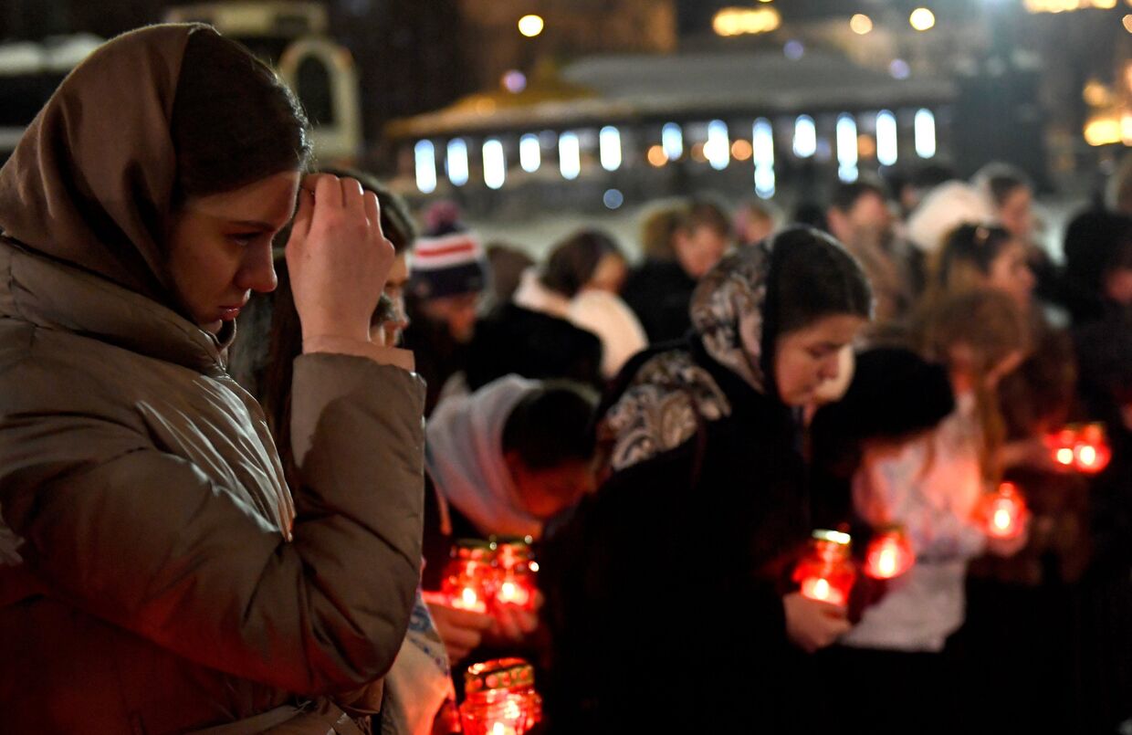 Участники акции памяти о жертвах крушения самолета Ан-148 Саратовских авиалиний в Подмосковье