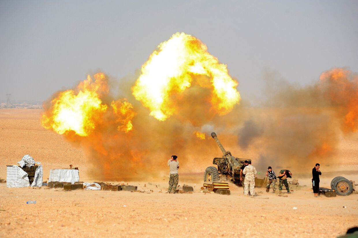 Военнослужащие сирийской армии ведут огонь по позициям боевиков ИГ* в провинции Дейр-эз-Зор, Сирия. 12 ноября 2017