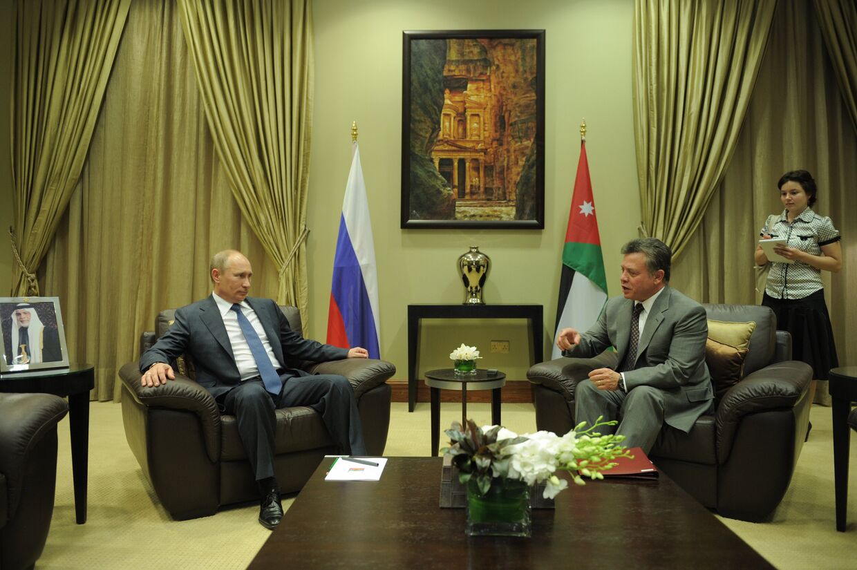 Президент России Владимир Путин и король Иордании Абдалла Второй Бен Аль-Хусейн во время встречи в конференц-центре Король Хусейн Бен Талал. 26 июня 2012