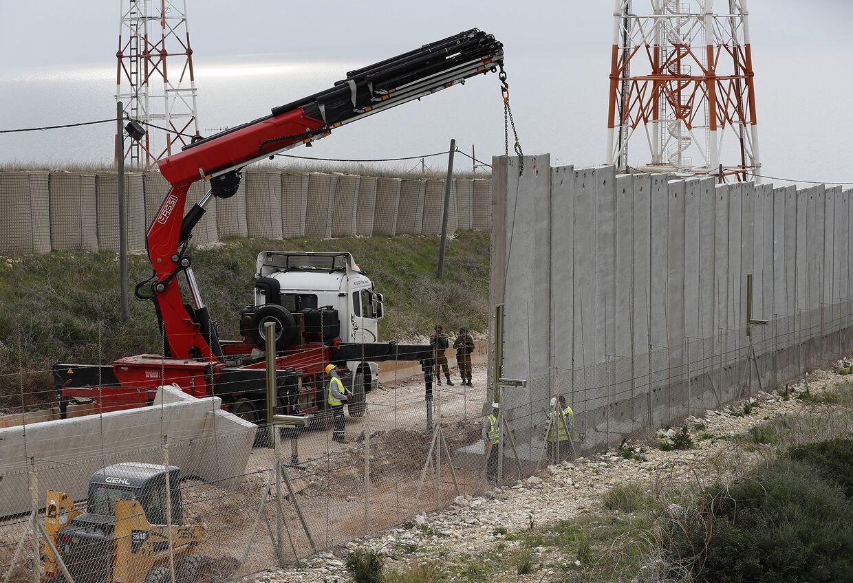 Строительство стены вдоль израильской границы с Ливаном в прибрежном городе Накура