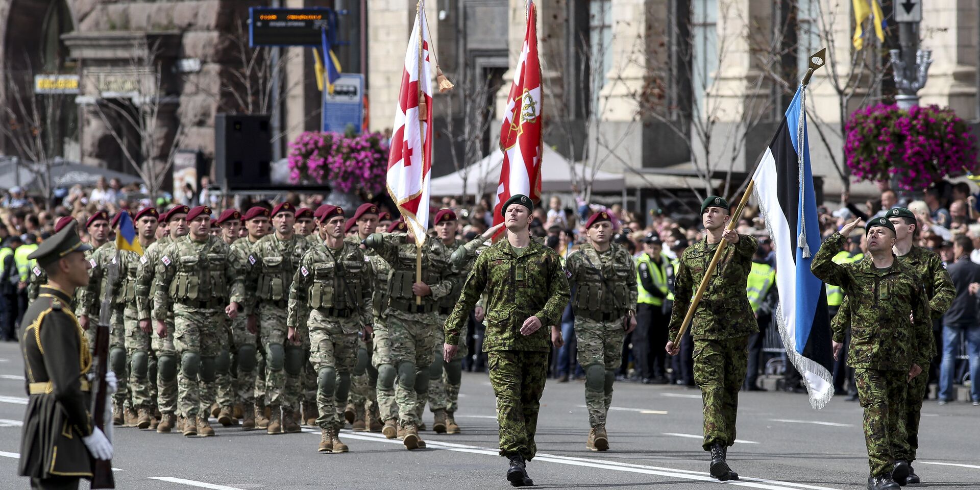 Военнослужащие стран НАТО на параде в честь Дня независимости в Киеве. 24 августа 2017  - ИноСМИ, 1920, 05.07.2023