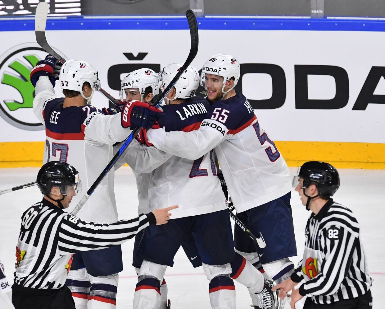 Игроки сборной США радуются забитой шайбе в матче группового этапа чемпионата мира по хоккею 2017 между сборными командами России и США