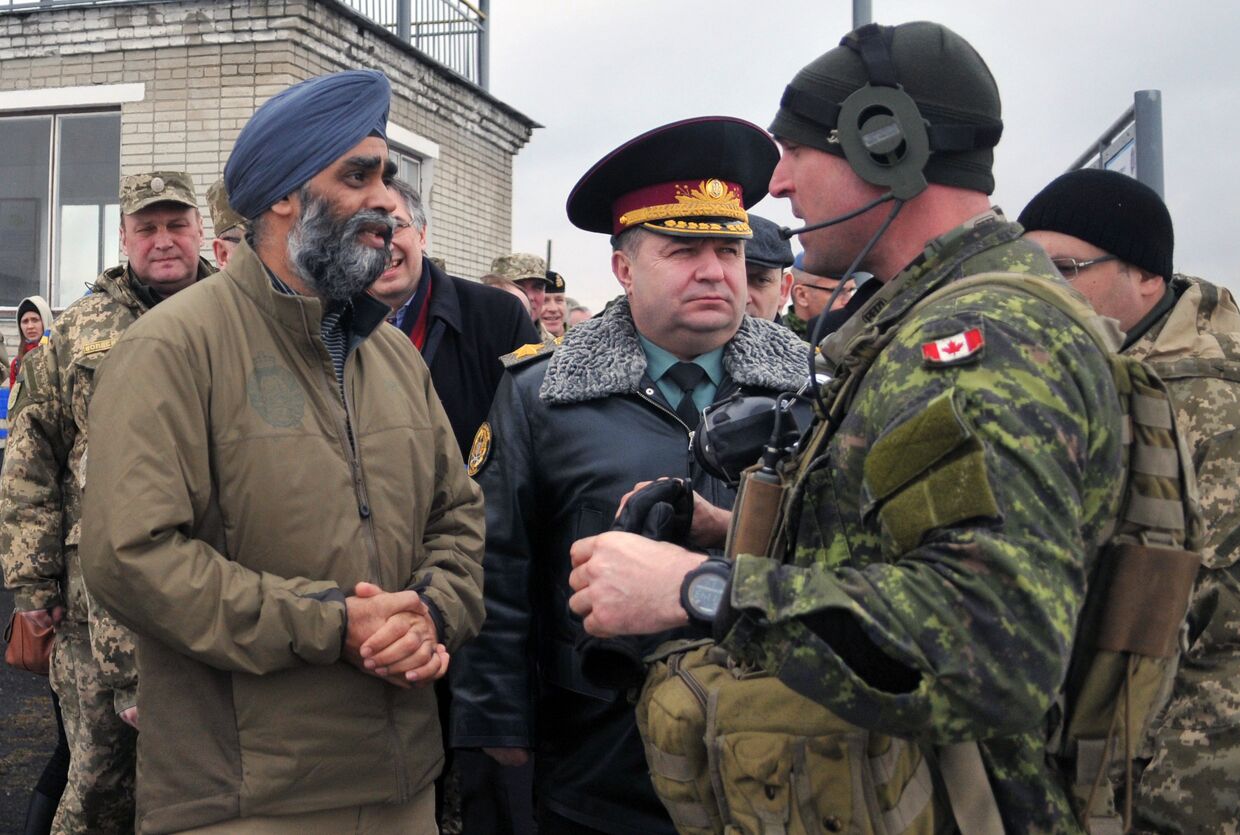 Министр обороны Украины Степан Полторак и министр национальной обороны Канады Харджит Синг Саджан