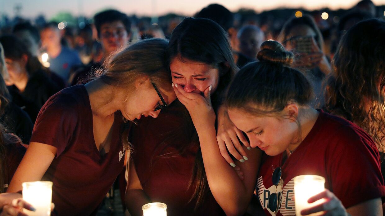 Студенты оплакивают погибших во время стрельбы в Marjory Stoneman Douglas High School