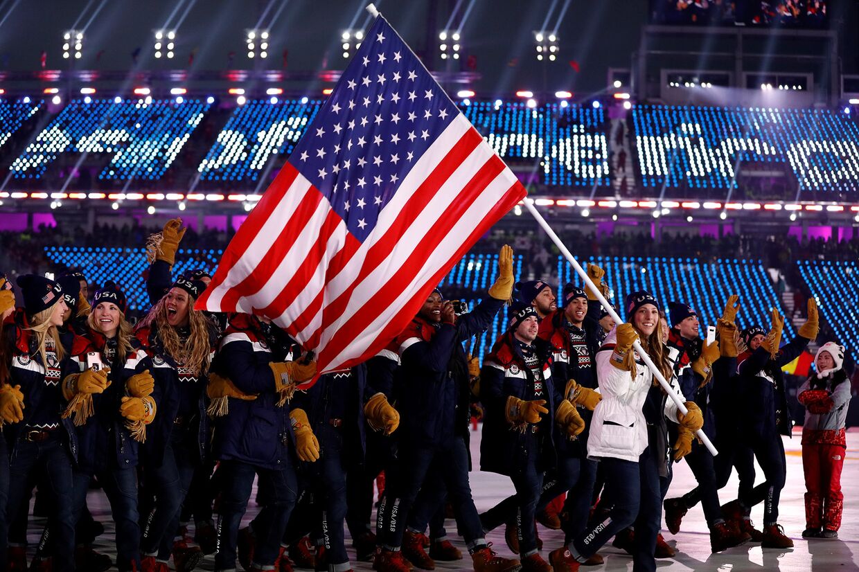 Спортсмены сборной США во время парада атлетов на церемонии открытия XXIII зимних Олимпийских игр