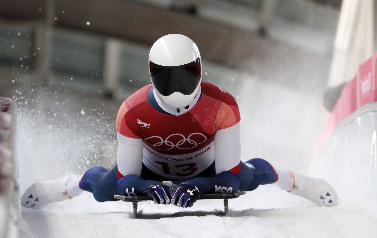 Скелетонист из США Мэтт Антуан во время финала мужского скелета на зимних Олимпийских играх 2018