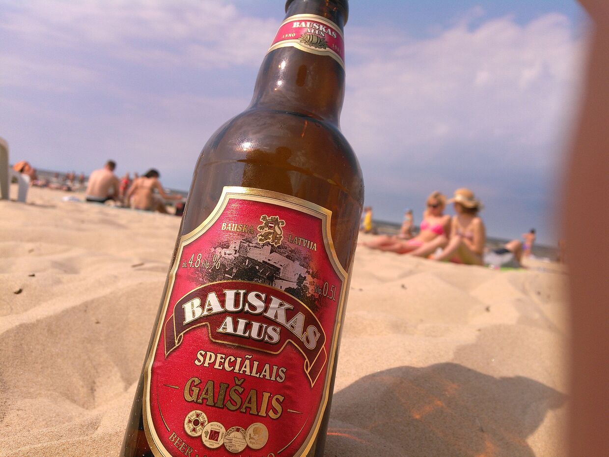Бутылка пива на пляже недалеко от Риги, Латвия