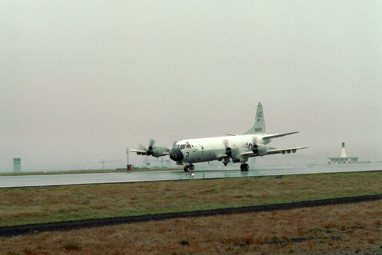 Самолет американсих ВВС P-3 Orion, способный нести ядерное вооружение, на авиабазе Кефлавик, Исландия