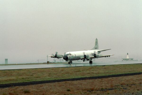 Самолет американсих ВВС P-3 Orion, способный нести ядерное вооружение, на авиабазе Кефлавик, Исландия Самолет американсих ВВС P-3 Orion, способный нести ядерное вооружение, на авиабазе Кефлавик, Исландия