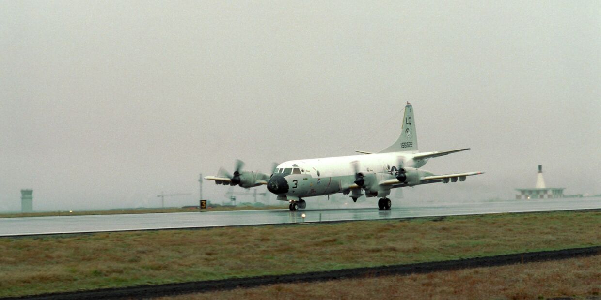 Самолет американсих ВВС P-3 Orion, способный нести ядерное вооружение, на авиабазе Кефлавик, Исландия