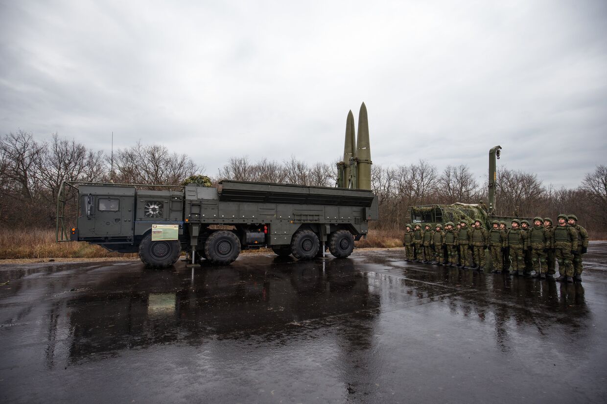 Военнослужащие на учениях на оперативно-тактическом ракетном комплексе (ОТРК) «Искандер»