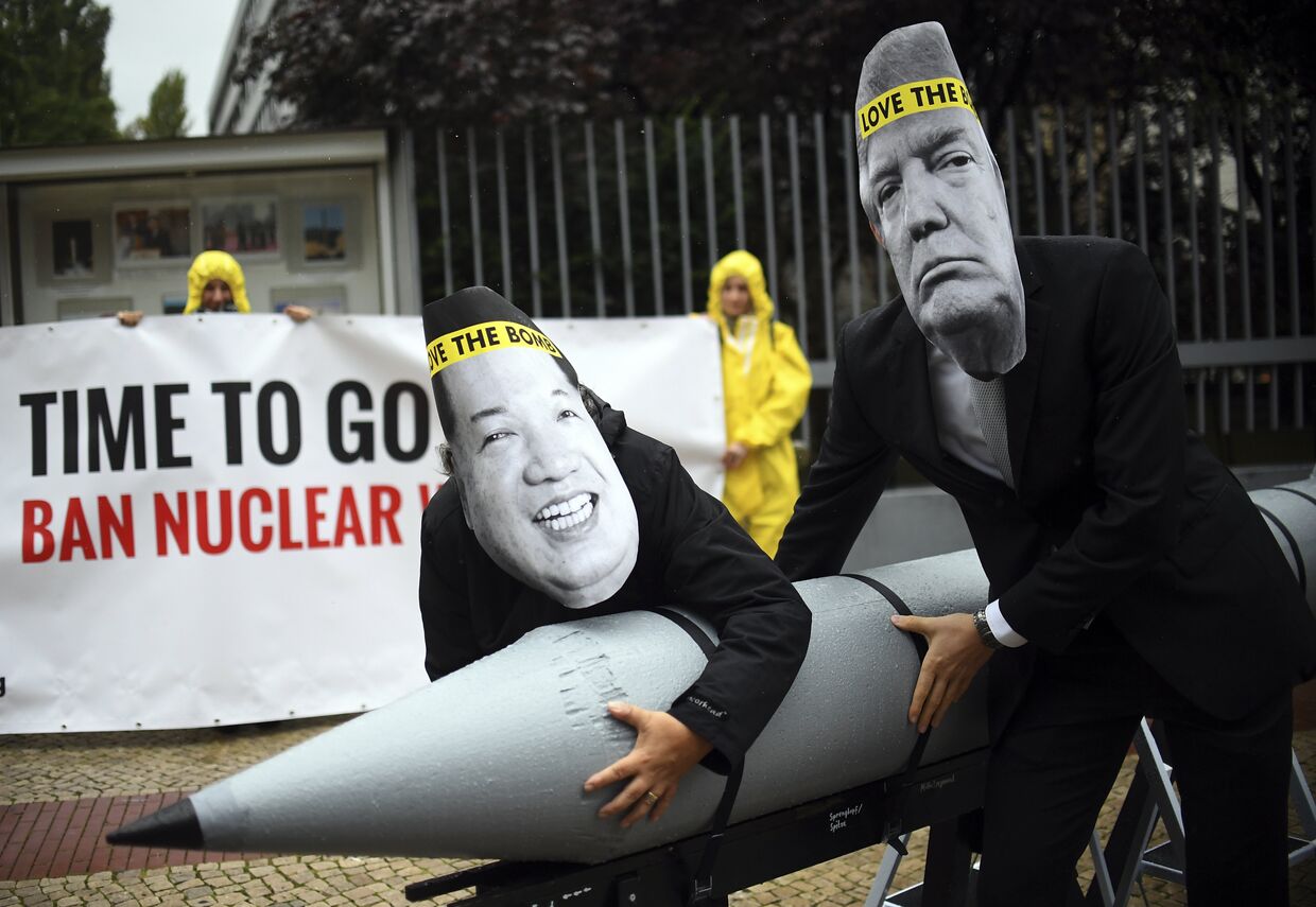 Активисты ICAN выступают против ядерного конфликта между США и Северной Кореей. Берлин, Германия