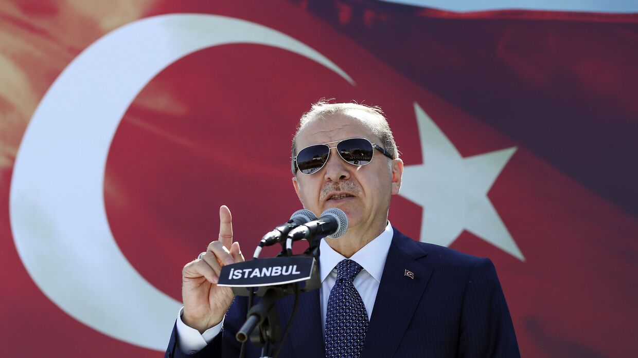 Президент Турции Реджеп Тайип Эрдоган выступает с речью в Стамбуле