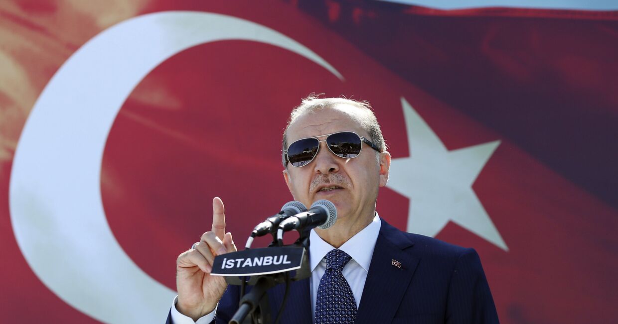 Президент Турции Реджеп Тайип Эрдоган выступает с речью в Стамбуле