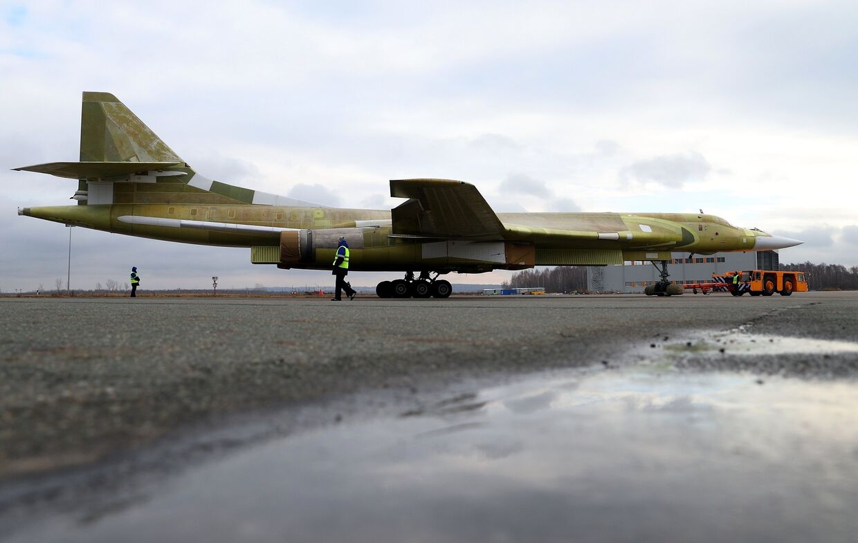 Опытный образец самолета Ту-160М2 во время выкатки на Казанском авиационном заводе имени С.П. Горбунова. 16 ноября 2017