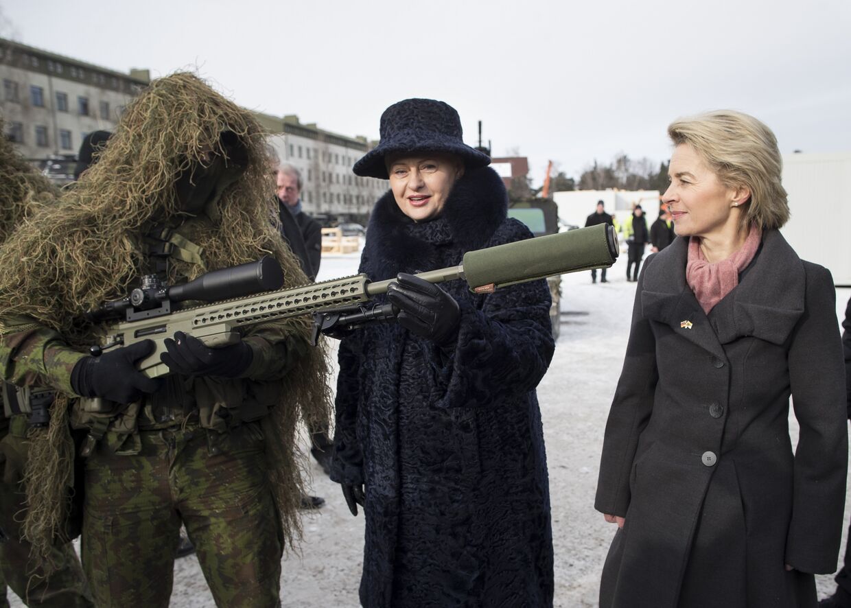 Президент Литвы Даля Грибаускайте и военнослужащий НАТО на военной базе в Рукле