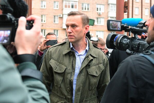 Алексей Навальный у здания Симоновского районного суда Москвы. 2 октября 2017 Алексей Навальный у здания Симоновского районного суда Москвы. 2 октября 2017