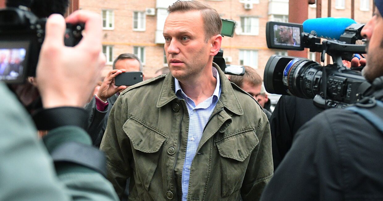 Алексей Навальный у здания Симоновского районного суда Москвы. 2 октября 2017