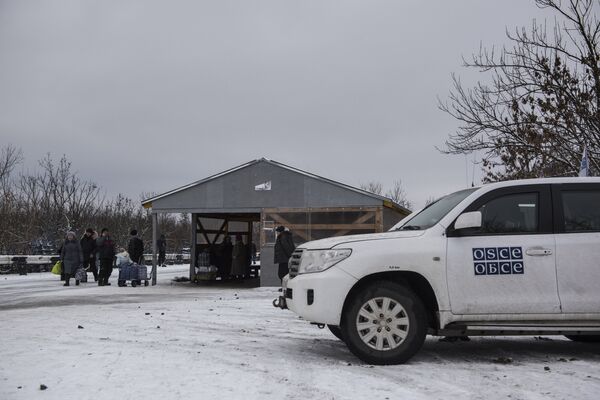 Автомобиль миссии ОБСЕ в районе временного пункта пропуска Станица Луганская между Украиной и Луганской народной республикой Автомобиль миссии ОБСЕ в районе временного пункта пропуска Станица Луганская между Украиной и Луганской народной республикой