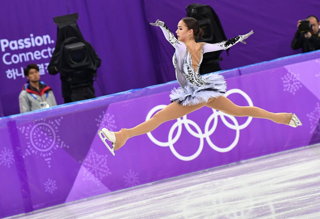 Российская фигуристка Алина Загитова выступает в короткой программе женского одиночного катания на соревнованиях по фигурному катанию на XXIII зимних Олимпийских играх.