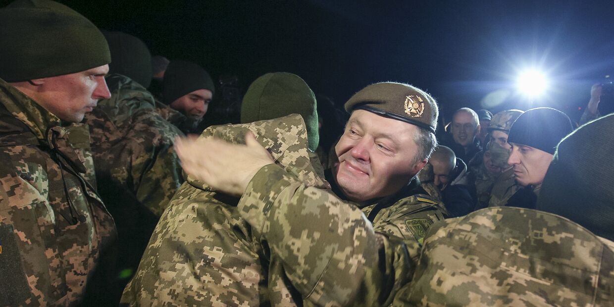 Президент Украины Петр Порошенко приветствует освобожденных украинских пленных