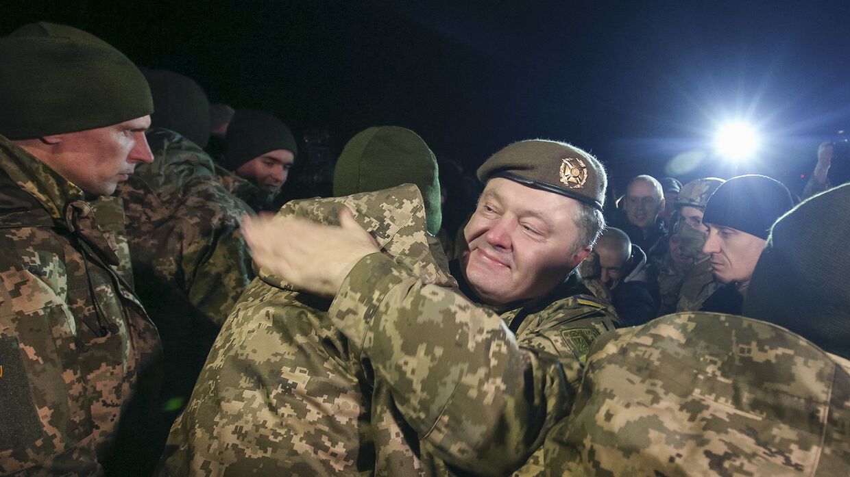 Президент Украины Петр Порошенко приветствует освобожденных украинских пленных