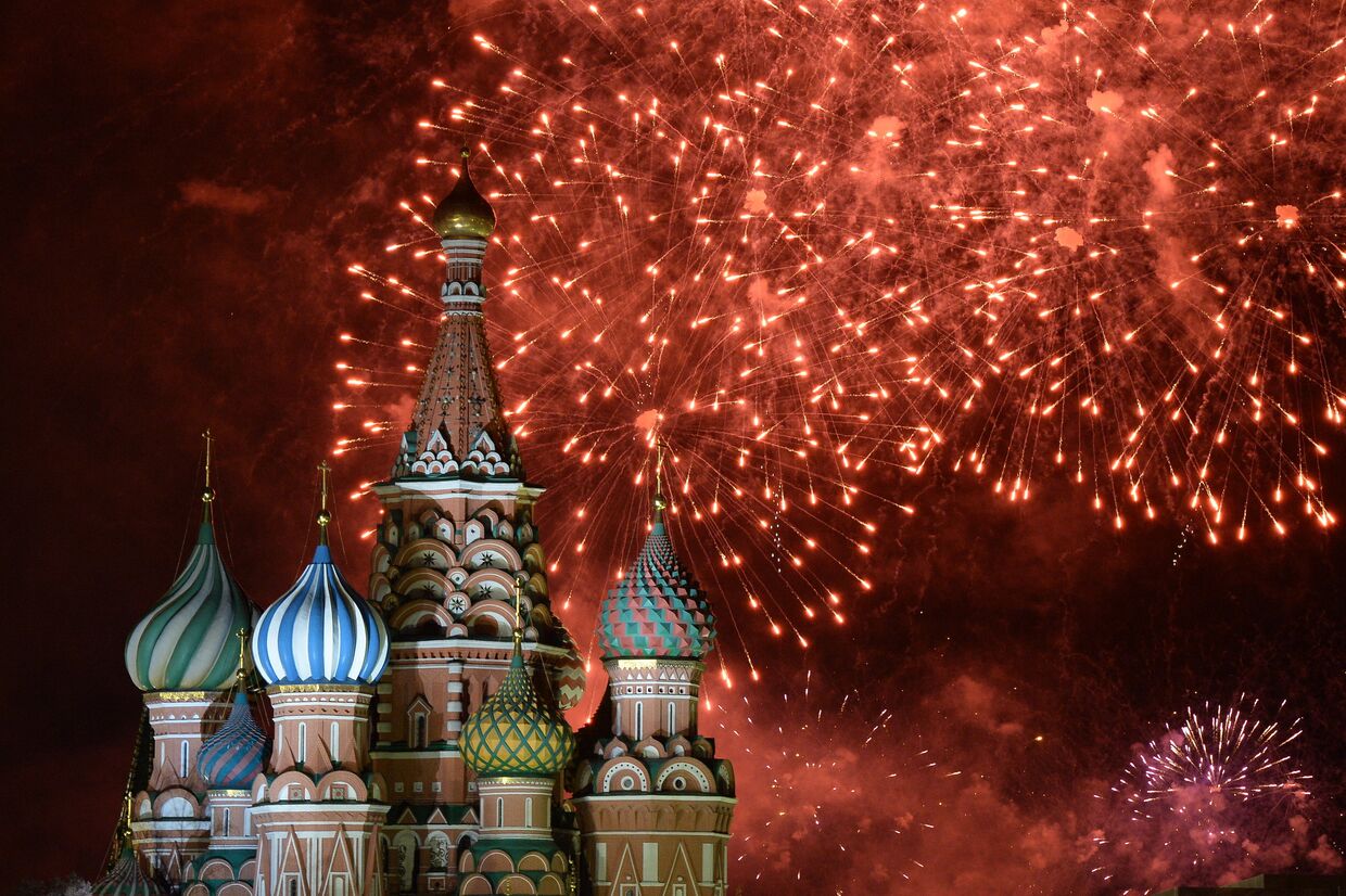 Салют во время встречи Нового Года на Красной площади. 2014 год