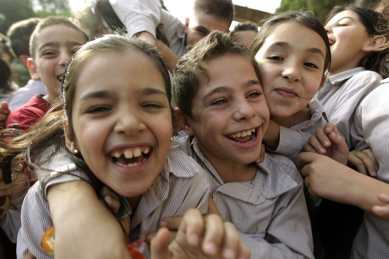 Дети иракских христианских беженцев играют на игровой площадке христианской школы на окраине Бейрута