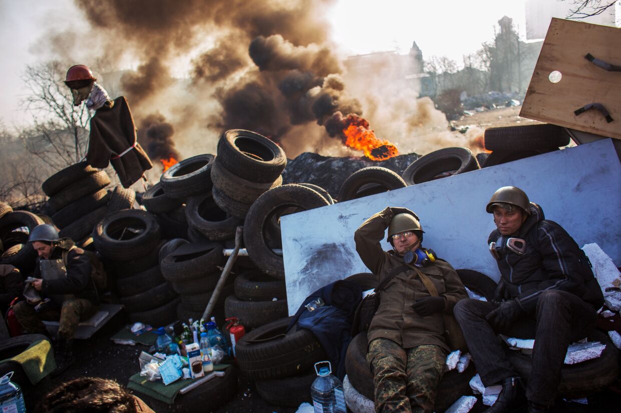 Сторонники радикальной оппозиции на баррикаде Институтской улицы в Киеве. Февраль 2014
