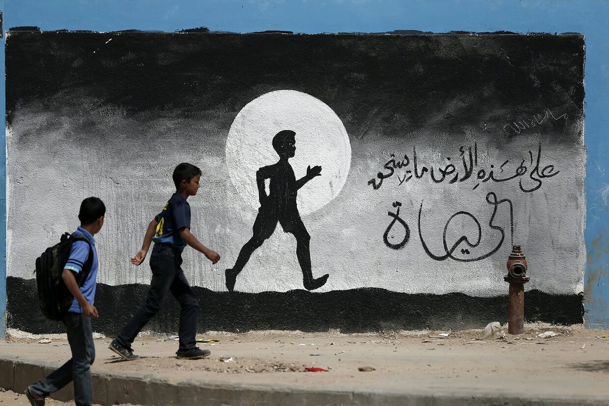 Палестинские школьники идут в школу в Бейт-Ханун