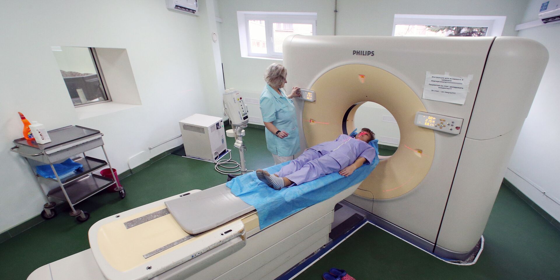 Пациент проходит обследование на компьютерном томографе - ИноСМИ, 1920, 02.07.2022