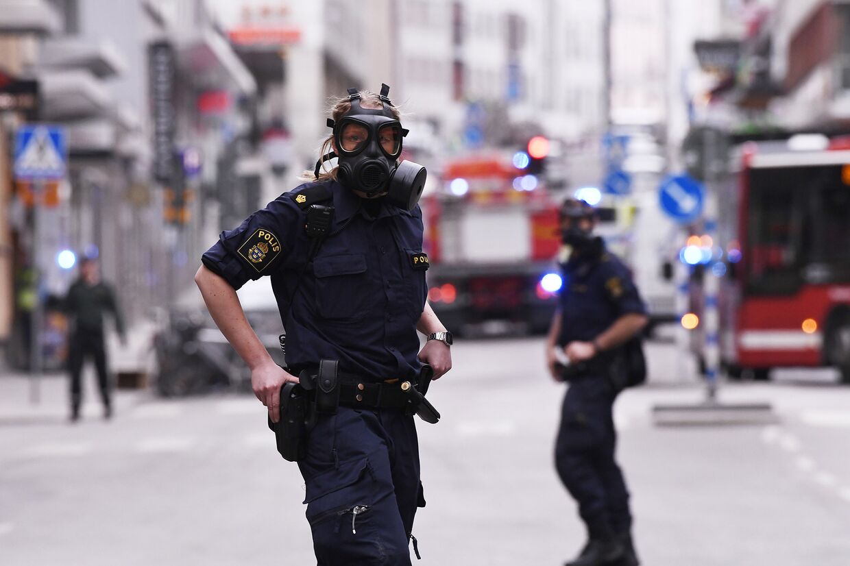 Полицейские на месте происшествия, где грузовик въехал в универмаг в центре Стокгольма