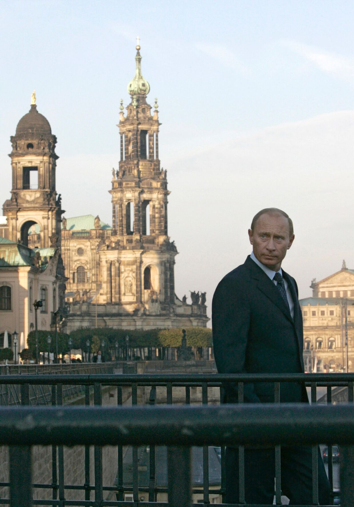 Президент России Владимир Путин во время утренней прогулки по улицам Дрездена